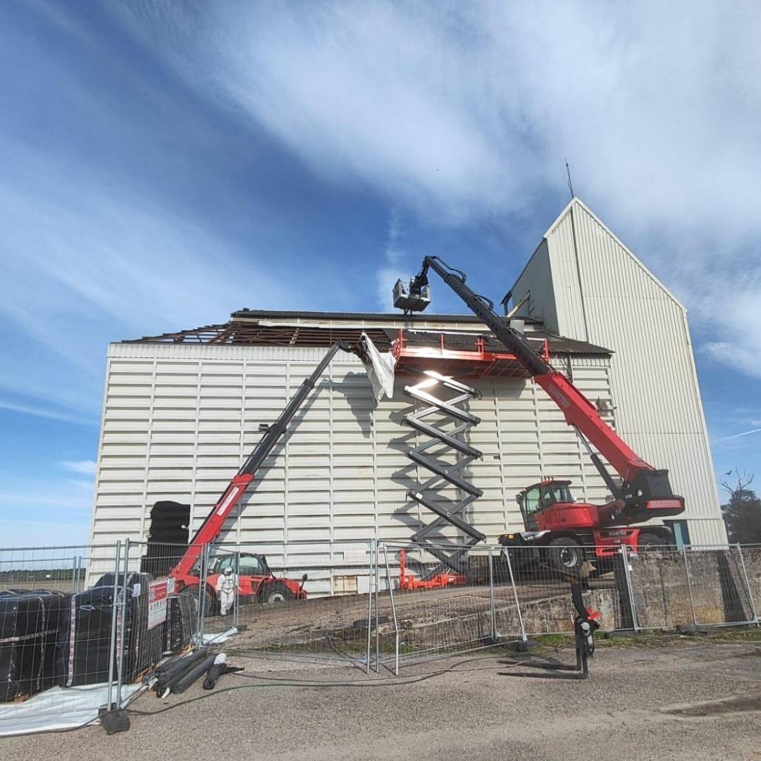 Entreprise de désamiantage en Gironde réalisant un chantier industriel sécurisé avant démolition