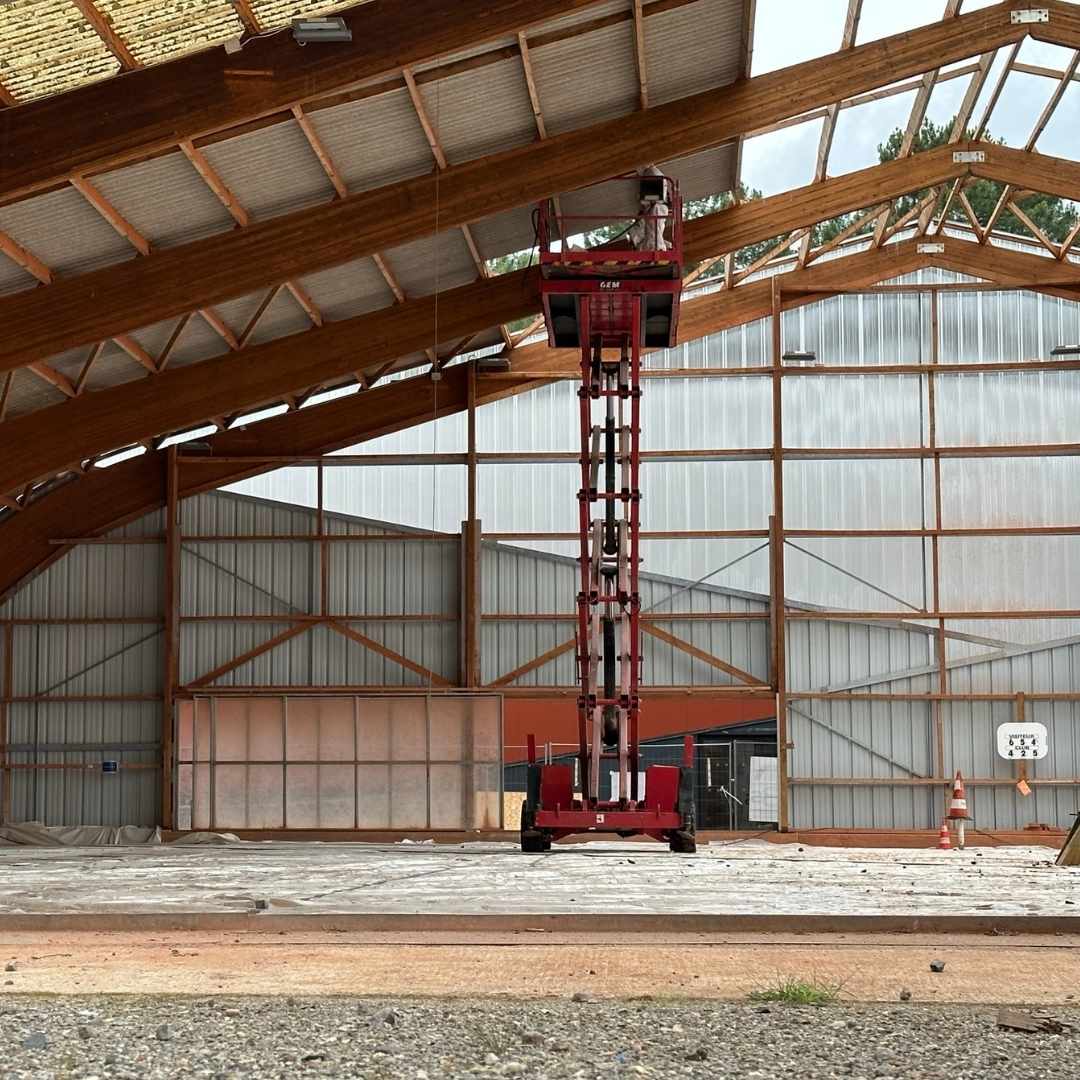 Chantier de désamiantage réglementé et sécurisé en Gironde dans un bâtiment industriel