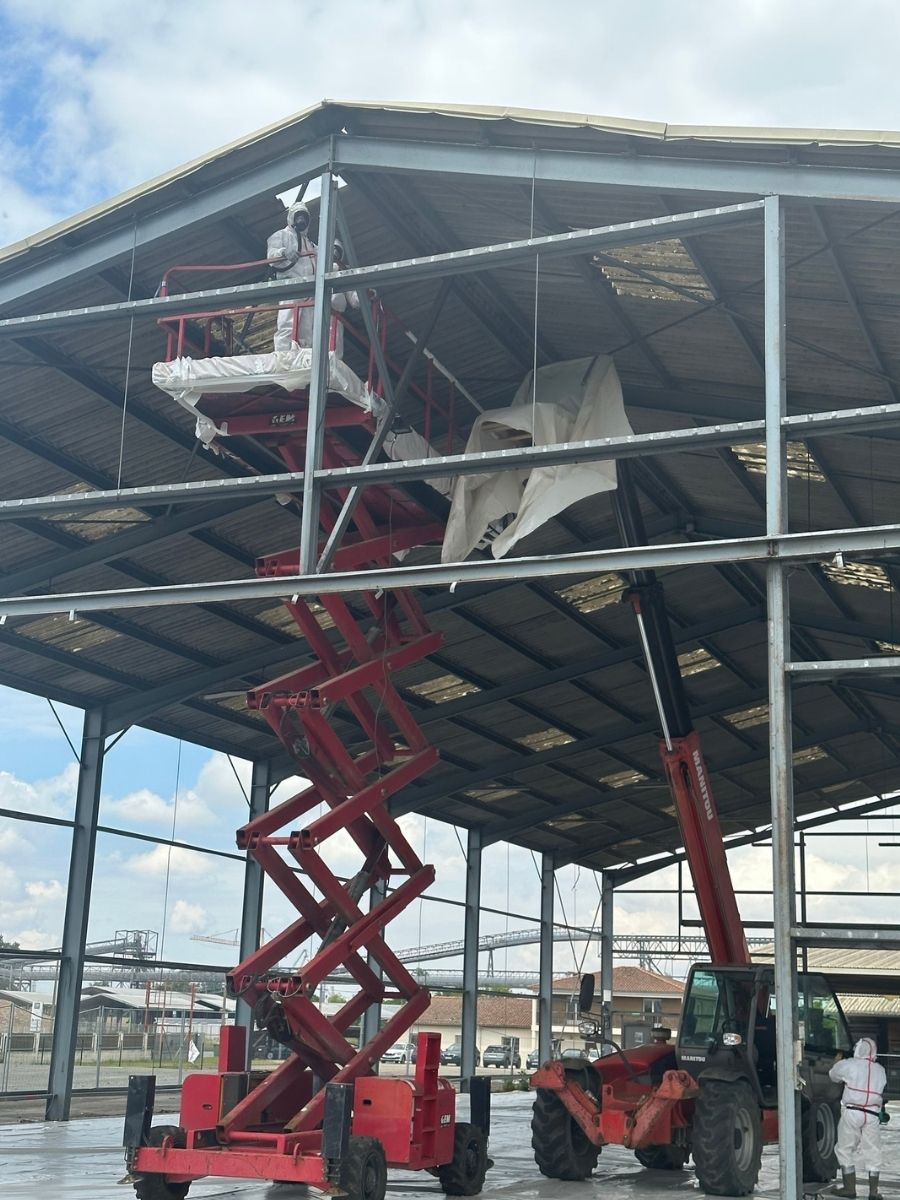Technicien en intervention sur chantier de désamiantage industriel à Bordeaux