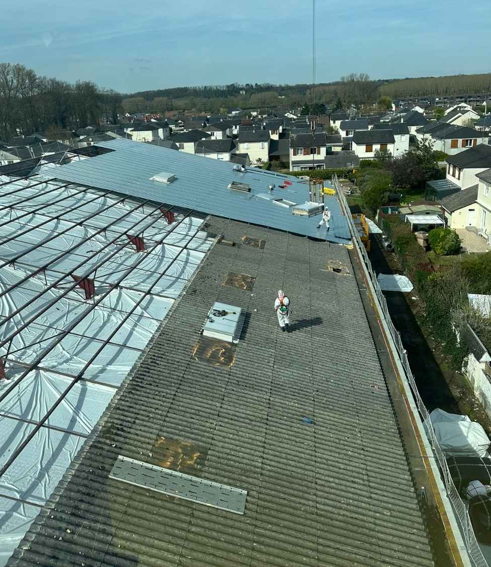 Société de désamiantage intervenant sur une toiture industrielle amiantée en Gironde