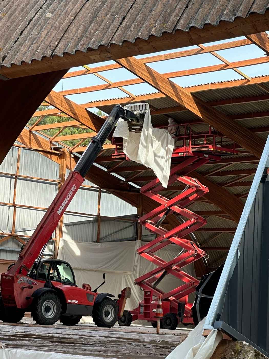 Chantier de désamiantage en Gironde dans un bâtiment industriel avec équipements spécialisés