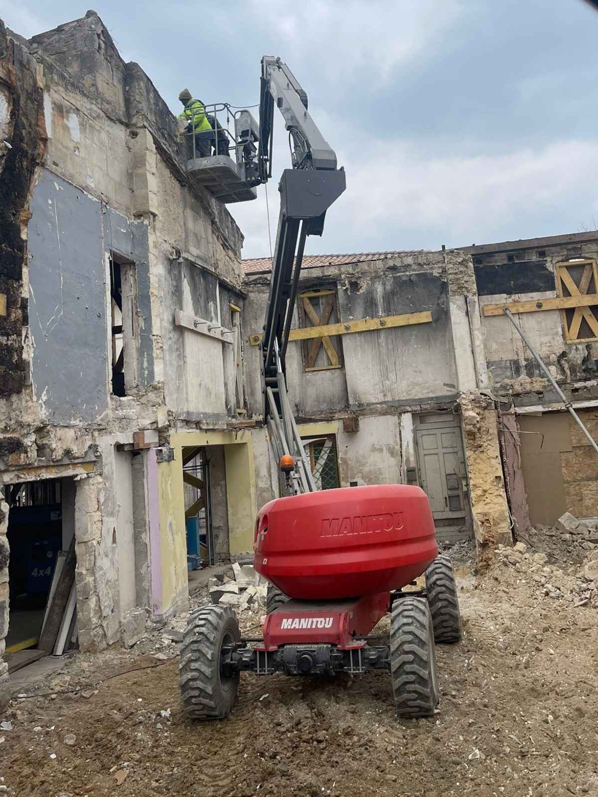 Travaux de curage de bâtiment à Bordeaux réalisés par l’entreprise D2M avant réhabilitation complète du site