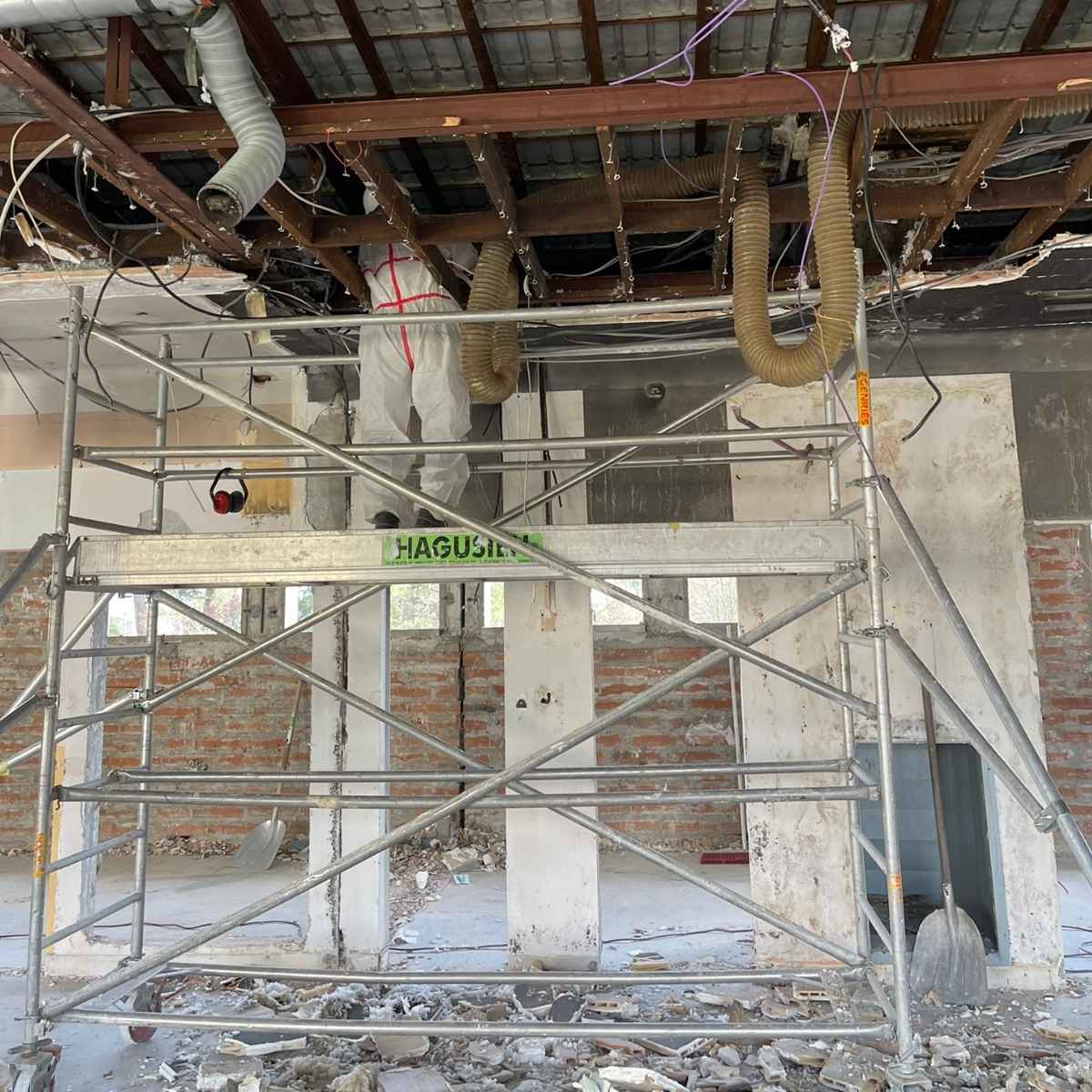Travaux de curage intérieur réalisés par une entreprise de désamiantage en Gironde avant rénovation