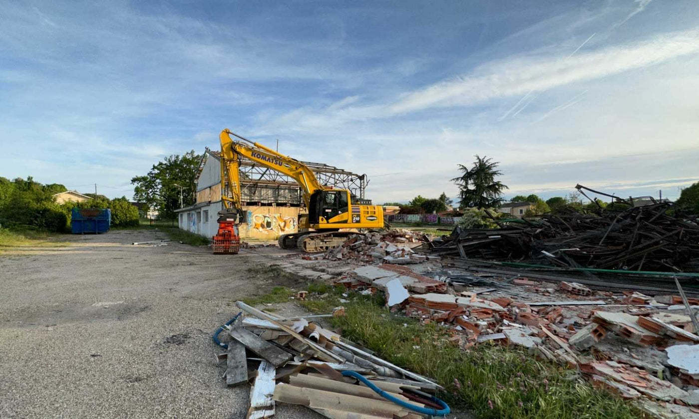 Chantier de démolition de bâtiment avec gestion sécurisée des déchets et gravats