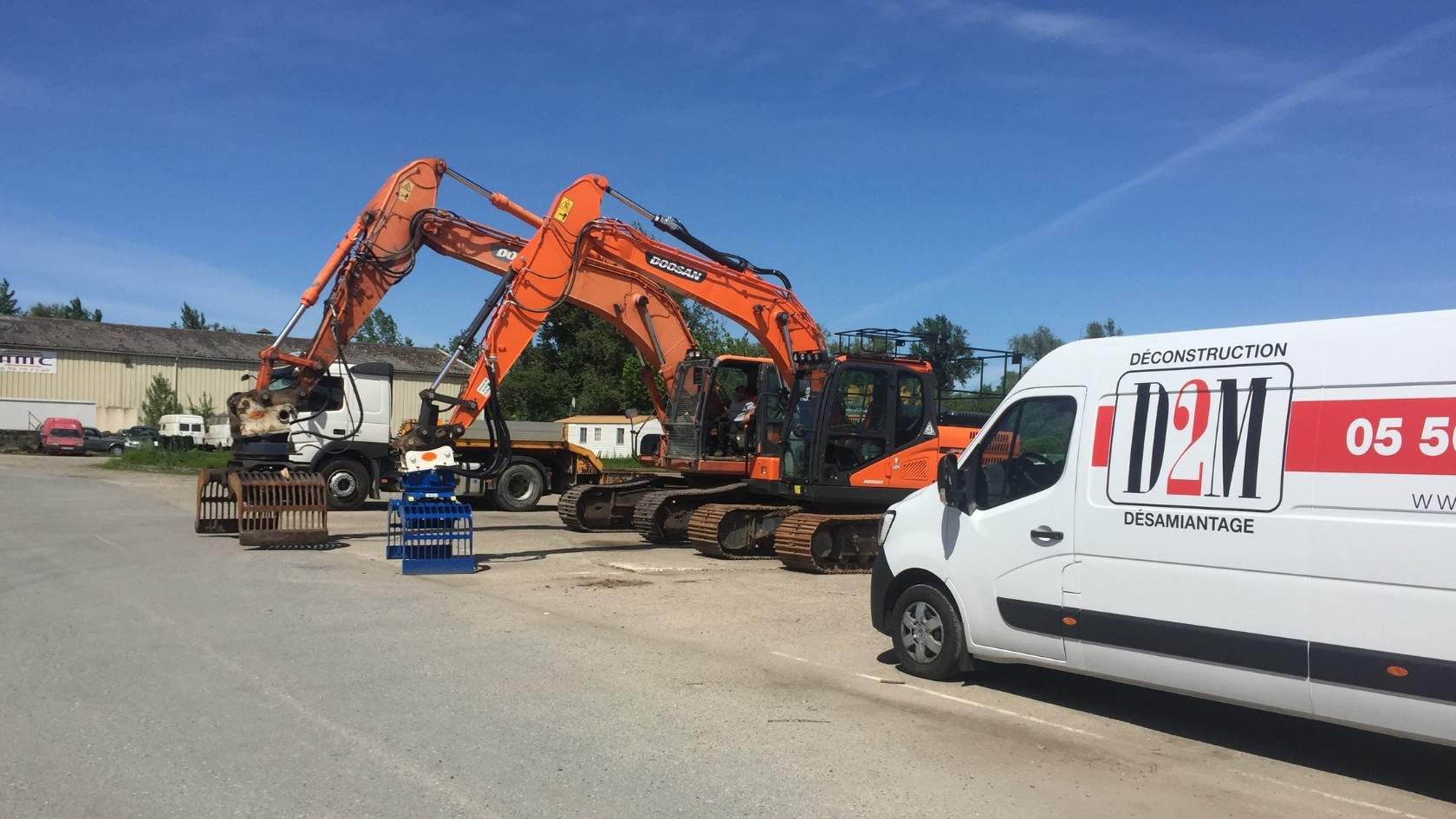 Engins de chantier de la société de désamiantage D2M basée à Bordeaux