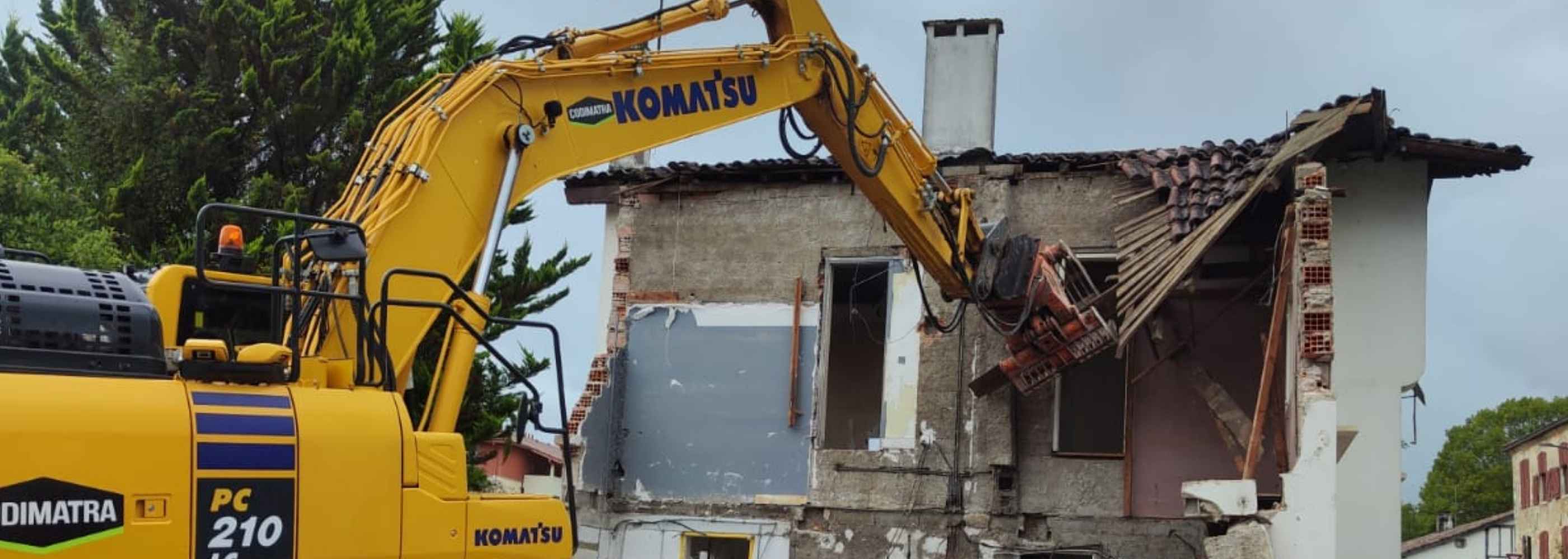 Entreprise de désamiantage Bordeaux intervenant sur un chantier de déconstruction de maison