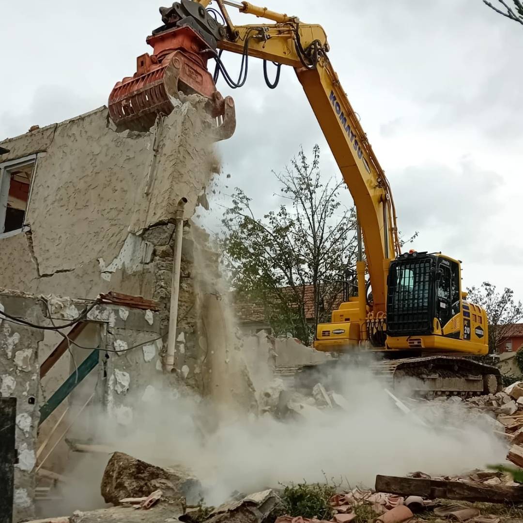 Travaux de démolition technique par une entreprise de désamiantage à Bordeaux
