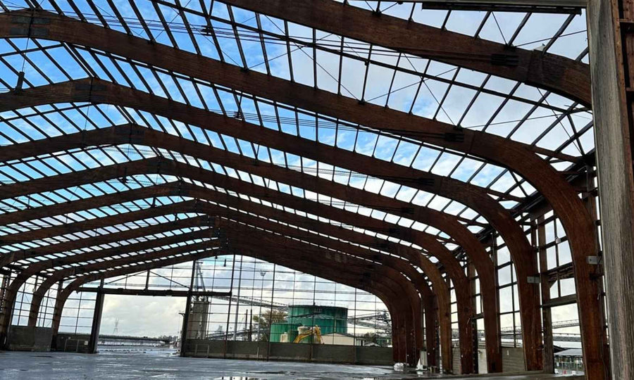 Hangar H43 préparé pour sa réhabilitation après désamiantage au Port de Bassens