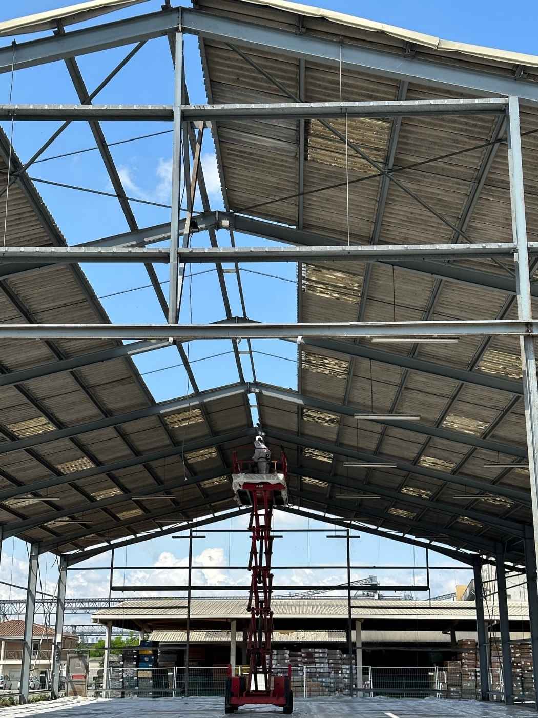 Bâtiment industriel nécessitant un devis de désamiantage à Bordeaux
