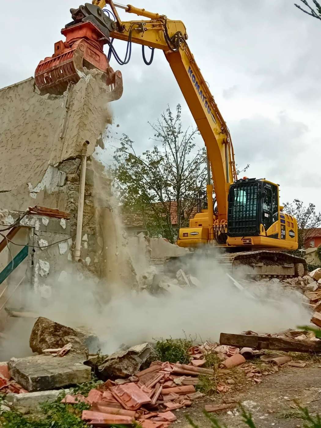 Pelle mécanique intervenant sur la démolition d’une maison en région bordelaise
