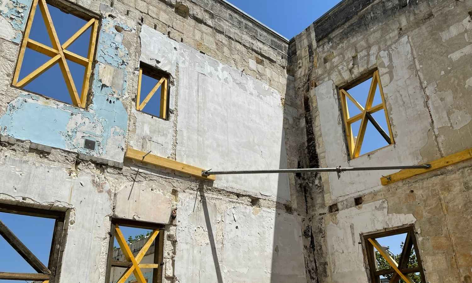 Préparation d’un bâtiment avant réhabilitation grâce à des travaux de curage réalisés à Bordeaux