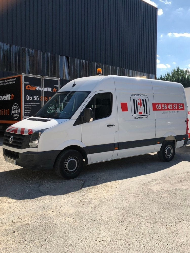 Camion d’une société de désamiantage certifiée intervenant à Bordeaux